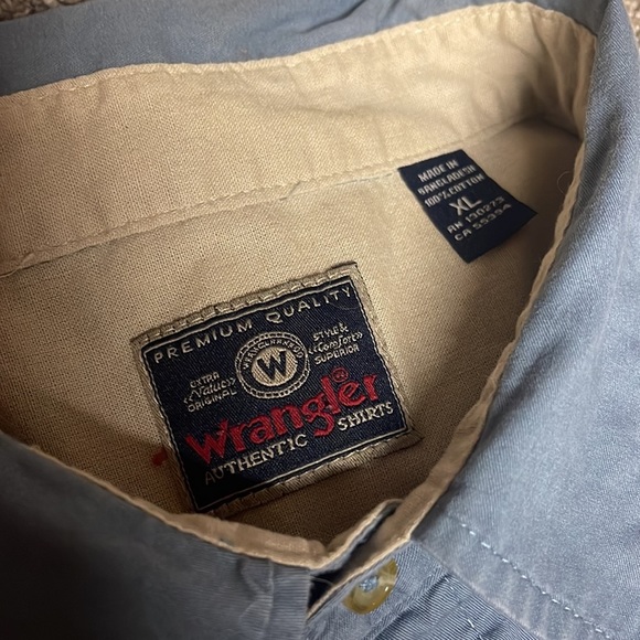 Wrangler Short sleeve dress shirt. Light blue size XL - Picture 2 of 3